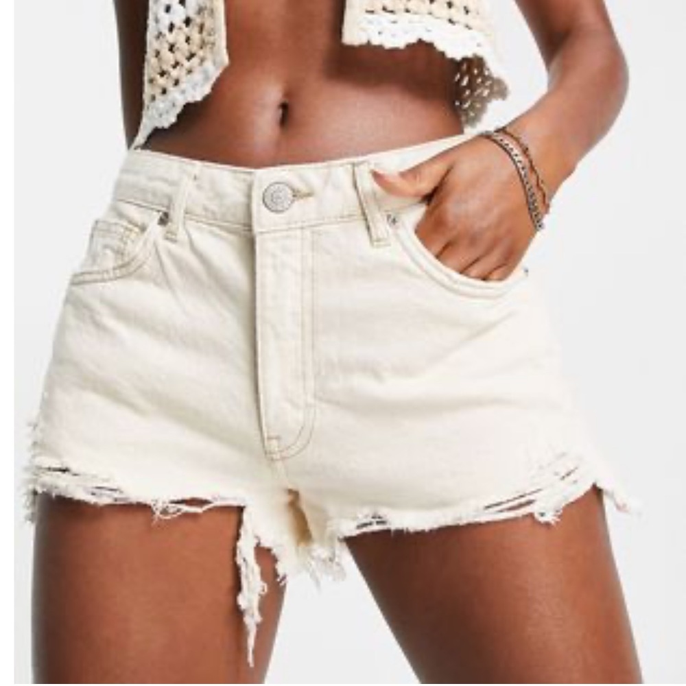 Pull & Bear High Rise Distressed Denim Cutoff Shorts Frayed Hem Cream Festival
